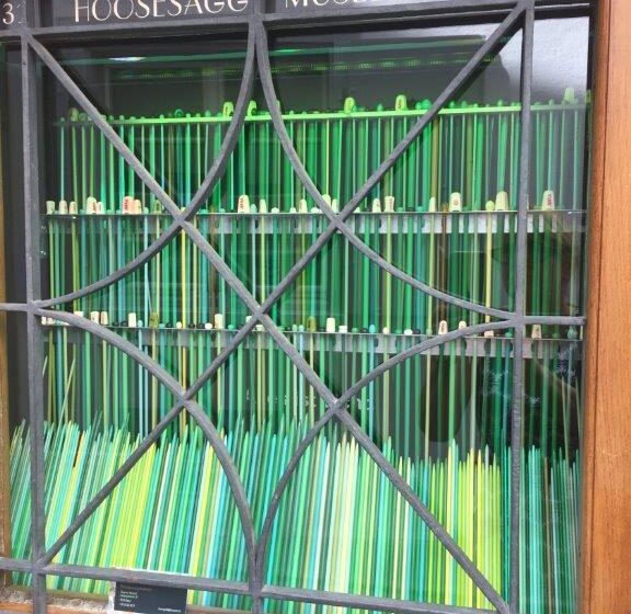 2018 - Ausstellung Hoosesaggmuseum Basel - ART Stricknadeln