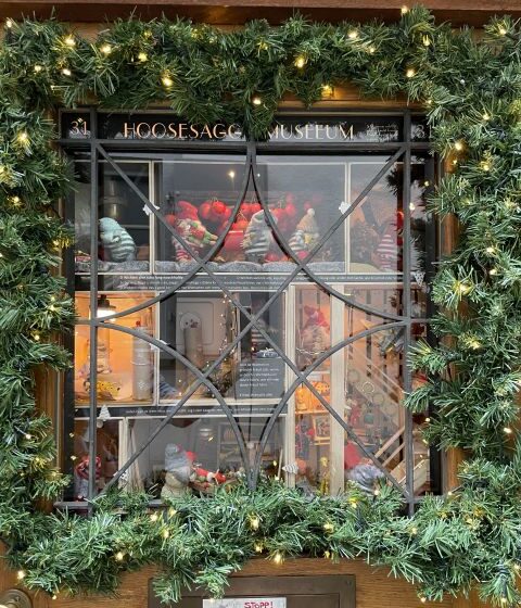 2023 - Ausstellung Hoosesaggmuseum Basel -Wichteli, ein Weihnachtsfenster