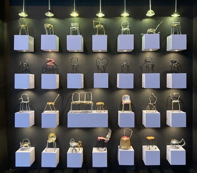 2025 Ausstellung Hoosesaggmuseum Basel Agraffe Stuehle