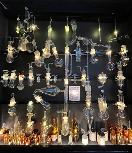 2025 - Ausstellung Hoosesaggmuseum Basel - Doubletten, Ausschuss, Ueberfluss